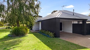 Exterior - Charming Pet-Friendly Retreat Near Quindalup's Pristine Beaches – Perfect for Families & Friends! (Quindalup)