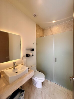 Een douche, handdoeken, toiletpapier