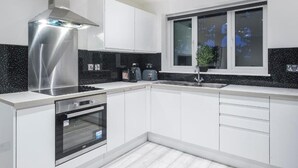 Private kitchen - Modern 1BR Flat | Walkable High Street Stay (Southend-on-Sea)