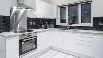 Een koelkast, een magnetron, een oven, een kookplaat