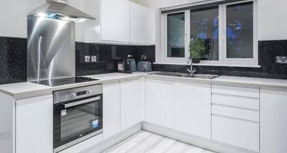 Gorgeous & Spacious 1BR City Centre Nr High St & Southend Beach by Luxiety Stays