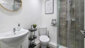 Dusche, Haartrockner, Handtücher, Seife