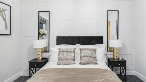 Modern & Stylish 1BR City Centre Near High Street by Luxiety Stays