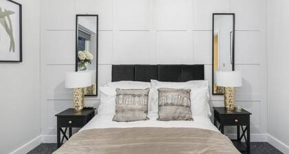 Modern & Stylish 1BR City Centre Near High Street by Luxiety Stays