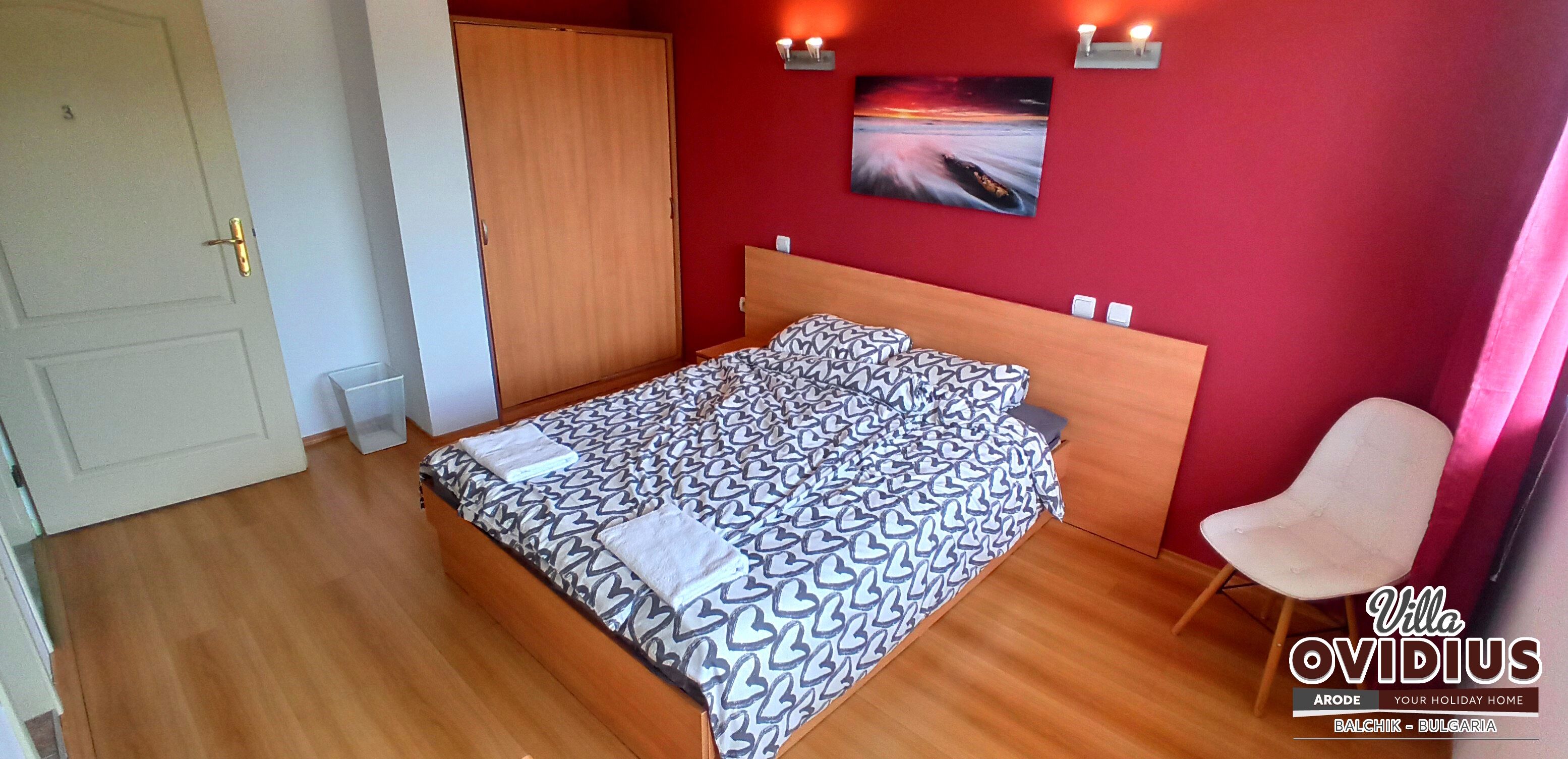 3 habitaciones, tabla de planchar con plancha y cuna de viaje 