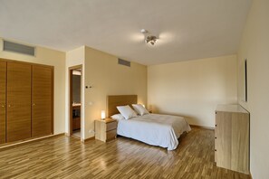 3 soverom, strykejern/-brett, wi-fi (inkludert) og sengetøy