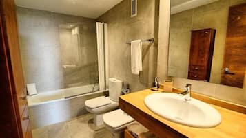 Een haardroger, een bidet, handdoeken, zeep