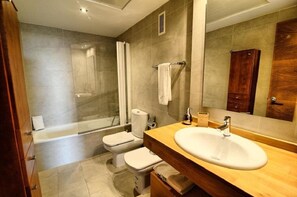 Haartrockner, Bidet, Handtücher, Seife