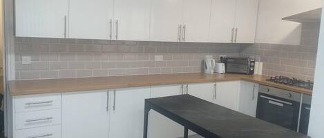 Ferienhaus | Eigene Küche | Kühlschrank, Mikrowelle, Ofen, Herdplatte