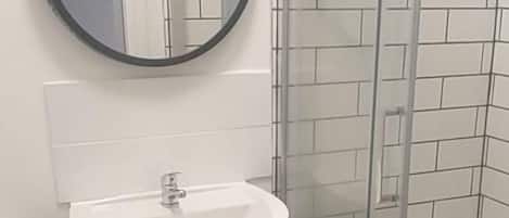 Casa | Baño | Regadera y toallas