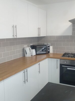 House | Private kitchen | Fridge, microwave, oven, stovetop - September House in Liverpool (Liverpool)