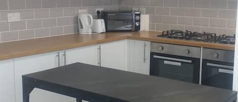 Rumah | Dapur pribadi | Lemari es, microwave, oven, dan kompor