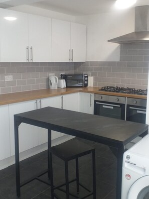 House | Private kitchen | Fridge, microwave, oven, stovetop - September House in Liverpool (Liverpool)
