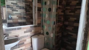 Comfort Quadruple Room, Beach View | Bathroom
