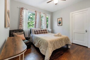 3 bedrooms, desk, iron/ironing board, free WiFi