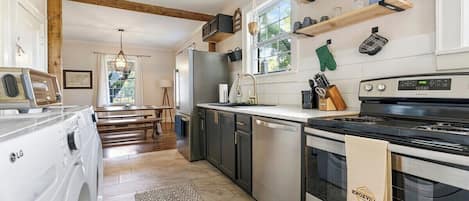 Fridge, oven, stovetop, dishwasher