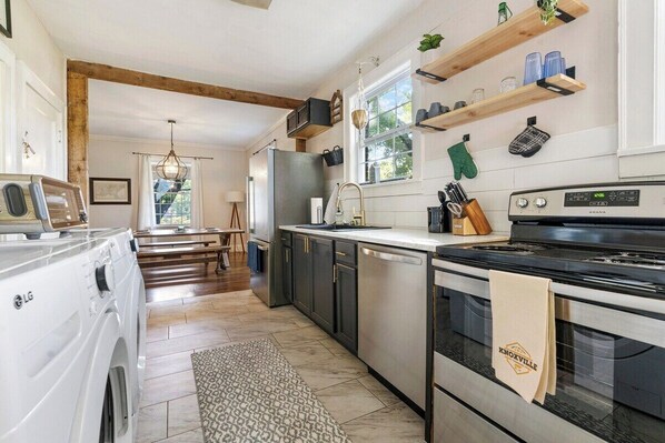 Fridge, oven, stovetop, dishwasher - 3 br 1 ba SoKno Cottage (Neyland Stadium) (Knoxville)