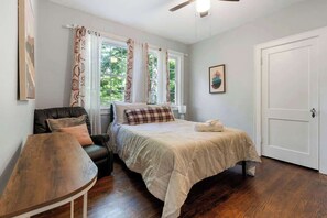 3 bedrooms, iron/ironing board, WiFi, bed sheets - 3 BR 1 BA SoKno Cottage (Neyland Stadium) (Knoxville)