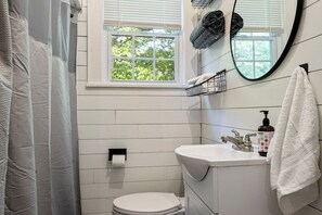 Shower, hair dryer - 3 br 1 ba SoKno Cottage (Neyland Stadium) (Knoxville)