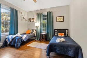 3 bedrooms, iron/ironing board, WiFi, bed sheets - 3 br 1 ba SoKno Cottage (Neyland Stadium) (Knoxville)