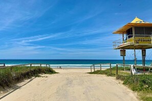 Beach nearby - El's Beachfront Marcoola - Hot Tub 1 min to Beach (Sunshine Coast)