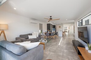 TV - El's Beachfront Marcoola - Hot Tub 1 min to Beach (Sunshine Coast)