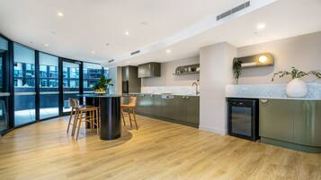 Refrigerador, microondas, horno y parrilla de estufa