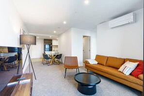 Una Smart TV, una mesa de tenis de mesa, una oficina