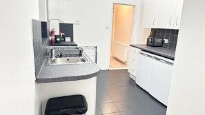 Huis | Privékeuken | Een koelkast, een microgolfoven, een oven, een kookplaat