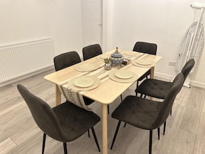 House | Dining - 8-sleeper/3br/4bed/2bath/wi-fi/garden/tv/beach (Portsmouth)