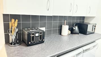 House | Private kitchen | Fridge, microwave, oven, stovetop