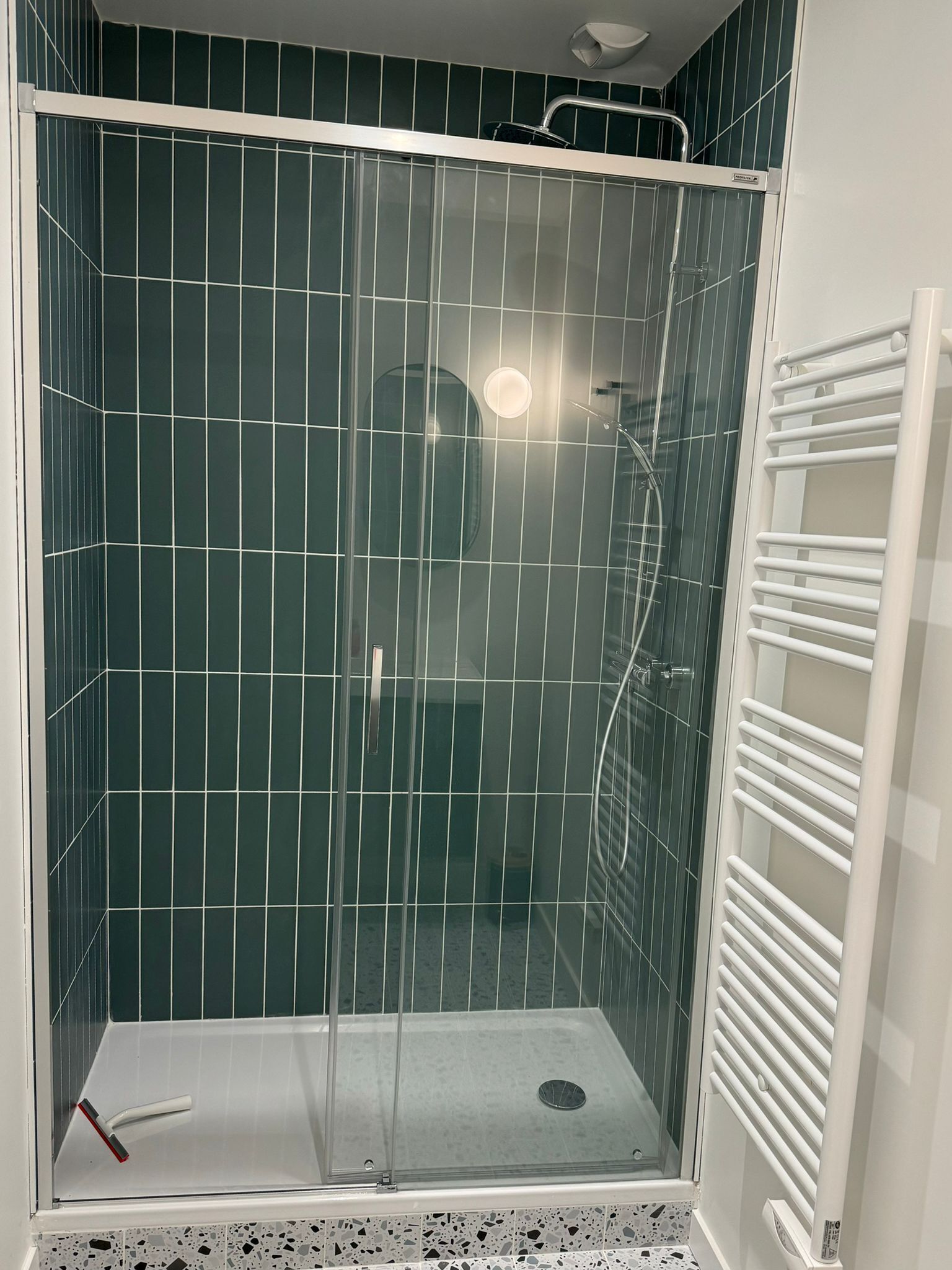 Douche, sèche-cheveux, serviettes fournies, savon