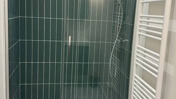 Een douche, een haardroger, handdoeken, zeep