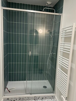 Douche, sèche-cheveux, serviettes fournies, savon