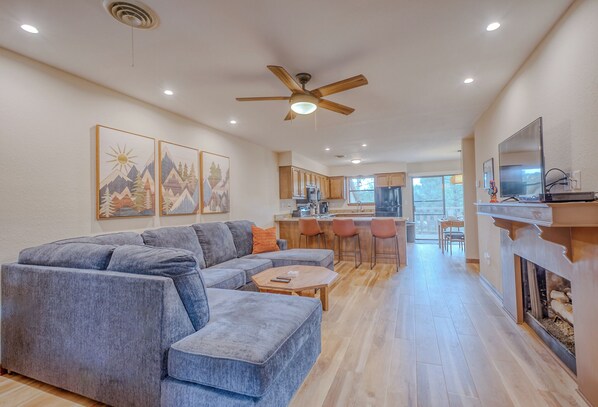 Télévision, cheminée, écrans d'ordinateur