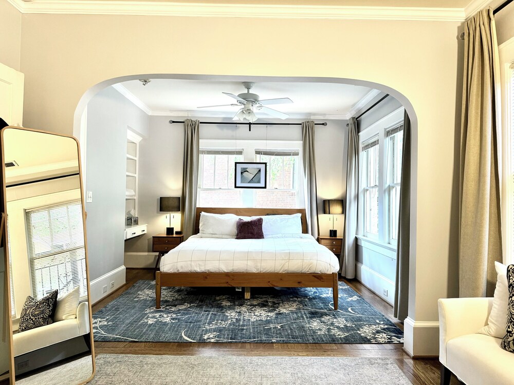 Beautiful Condo in Prestigious Buckhead Neighborhood Convenient to