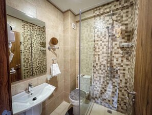 Asciugacapelli, asciugamani, sapone, carta igienica