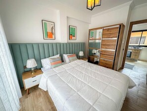 1 habitación, tabla de planchar con plancha y cuna de viaje