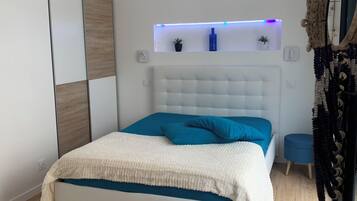 1 bedroom, bed sheets