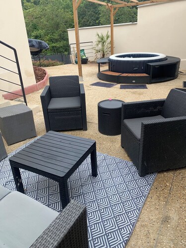 2-person apartment, not overlooked, near train station, with terrace and private Jacuzzi