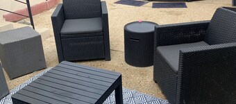 2-person apartment, not overlooked, near train station, with terrace and private Jacuzzi