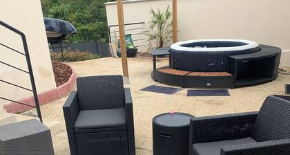 2-person apartment, not overlooked, near train station, with terrace and private Jacuzzi