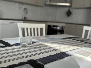 Hus | Eget kjøkken | Kjøleskap, mikrobølgeovn, ovn og kokeplater