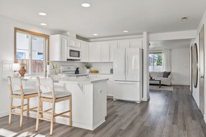 Fridge, microwave, oven, stovetop - The Marigold - Cozy 3 Bed House in Pasco (Pasco)