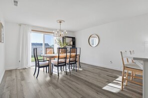 Dining - The Marigold - Cozy 3 Bed House in Pasco (Pasco)