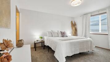 3 bedrooms, desk, iron/ironing board, WiFi