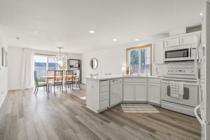 Jääkaappi, mikroaaltouuni, uuni, liesi