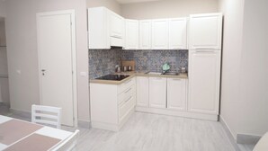 Comfort Apartment, City View | Private kitchen - Residenza esposito (Naples)