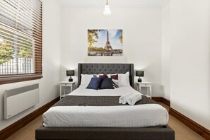 2 soverom, skrivebord, strykejern/-brett og reiseseng for barn