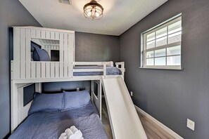 4 slaapkamers, een strijkplank/strijkijzer, reisbedje, wifi